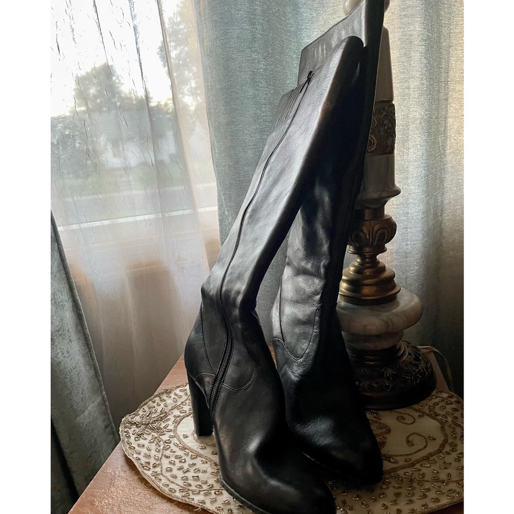 Like New Born Crown Dark Brown heeled boots, 9